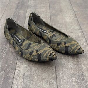 Steven by Steve Madden Reed Camouflage Pointed Toe Flats, size 8